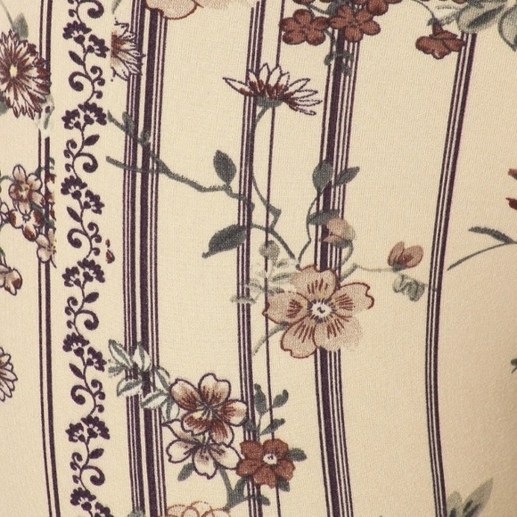 Paisley Floral Flare Pants 🌷🌸✨ - Picture 3 of 4